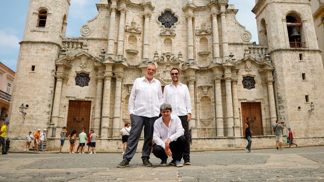 Jorge Díaz, Antonio Mercero y Agustín Martínez, los tres integrantes de Carmen Mola, posan ante la Catedral de La Habana.