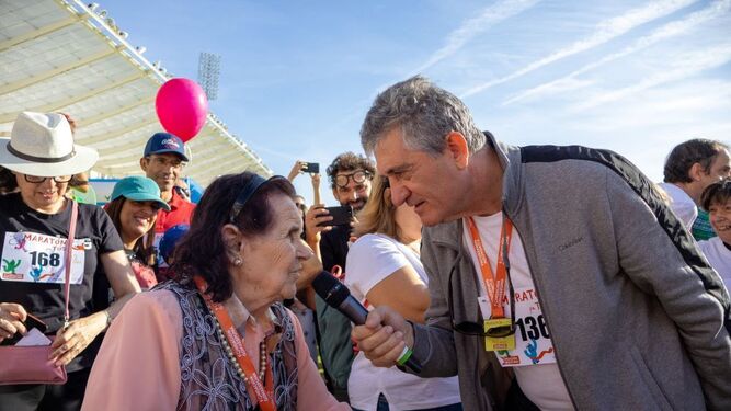 Guillermo Fesser entrevista a Cándida Villar tras cubrir la maratón