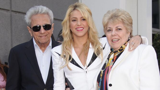Shakira y sus padres, William y Nidia, en una foto de archivo.