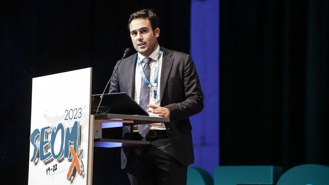 El oncólogo José Carlos Benítez, durante la presentación de sus resultados en el congreso de la SEOM.