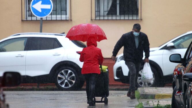 Una ciudadana se protege con un paraguas