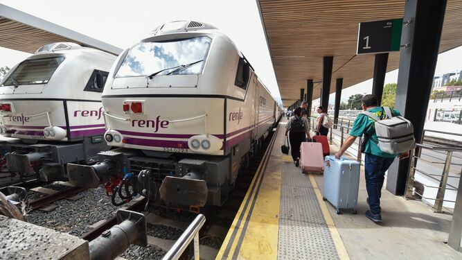 Usuarios en la estación de tren de Algeciras.