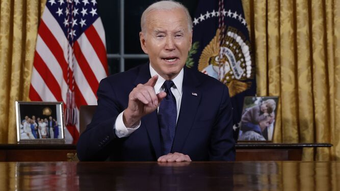 Joe Biden pronuncia un discurso solemne en el despacho oval