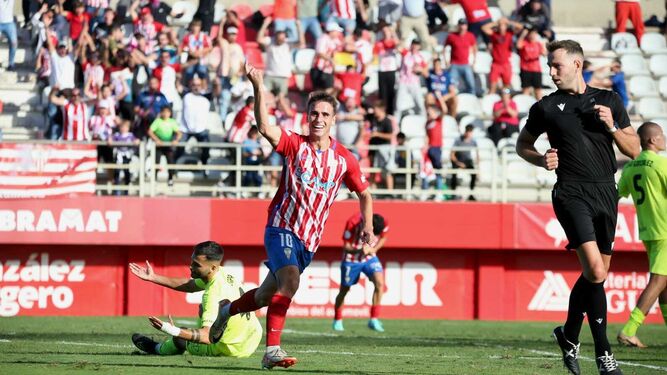 Diego Esteban celebra su golazo al Ceuta.