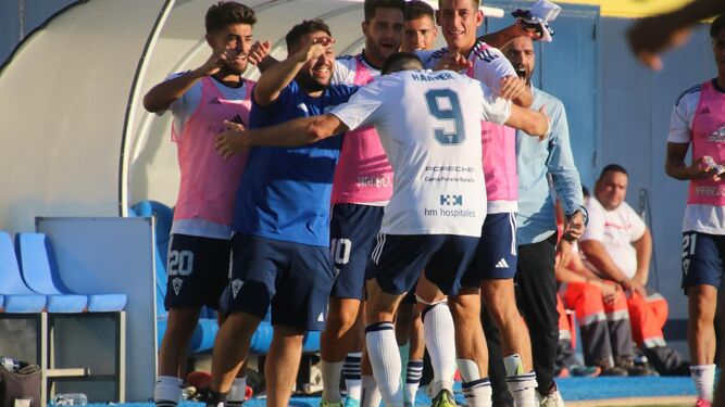 Jugadores del Marbella celebran uno de los goles de su triunfo sobre el Mirandilla