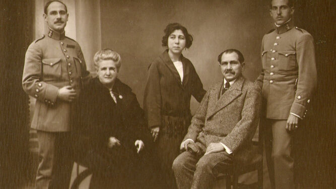 La familia Márquez González con sus hijos Manuel (izquierda) de capitán; y Fernando (derecha) de teniente. (Cortesía familia Márquez González).
