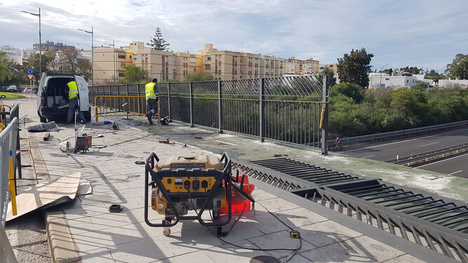 Obras para instalar la barandilla del puente de La Casería.