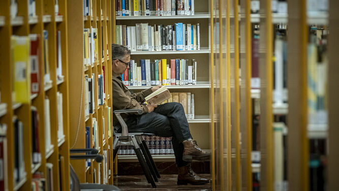 Un hombre consulta un libro en una de las salas de la Biblioteca Provincial de Cádiz.