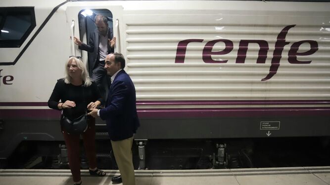 Iveta Radicova, la coordinadora europea del Corredor Mediterráneo, y Gerardo Landaluce, en la estación de Algeciras en 2022.