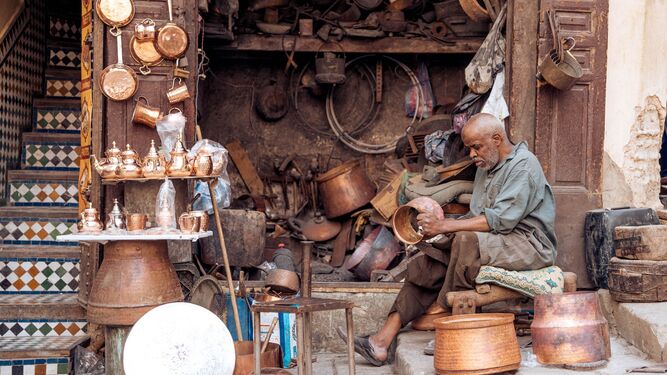 Un hombre trabaja el cobre en la medina de Fez en la actualidad.