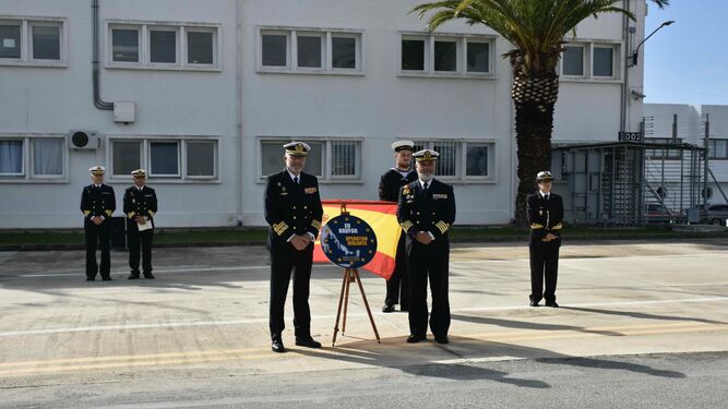 El comandante de la Operación Atalanta y el jefe de la Flotilla de Aeronava con el emblema.