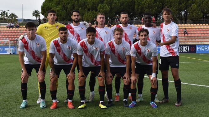 Formación inicial del Sevilla Atlético, el pasado domingo en Estepona