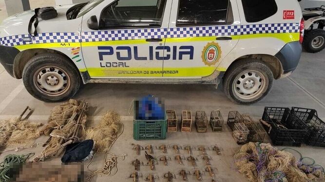 Material intervenido en las operaciones contra la caza ilegal en Sanlúcar.