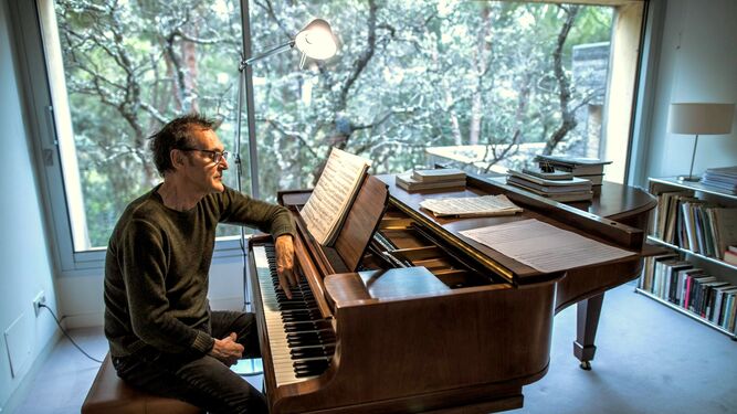 Alberto Iglesias, sentado al piano en su estudio.