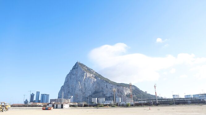 El Peñón de Gibraltar, visto desde La Línea.