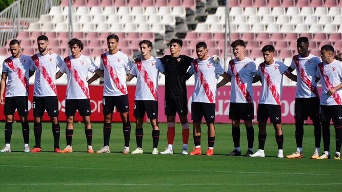 Jugadores del Sevilla Atlético, en un minuto de silencio