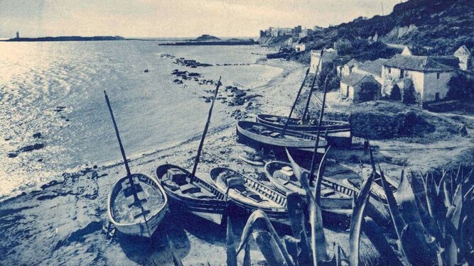 Embarcaciones de pesca en la playa de la Caleta en Tarifa hacia 1930.