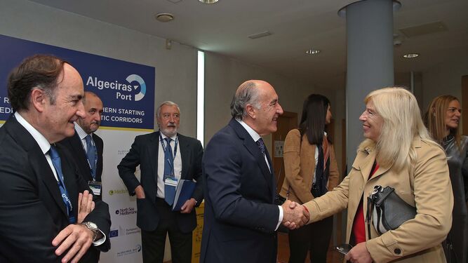José Ignacio Landaluce saluda a Iveta Radičová. A la izquierda, Gerardo Landaluce.