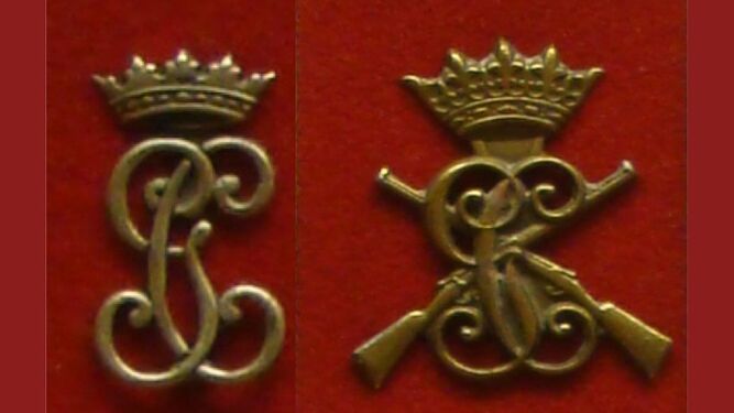Emblemas utilizados por la Guardia Civil en 1940, antes y después de la absorción del Cuerpo de Carabineros.