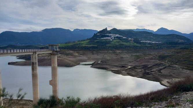 Situación que presenta el pantano de Zahara de la Sierra-El Gastor, que se construyó para atender a la demanda agraria de la comarca.
