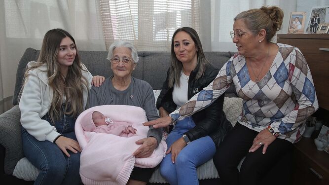 Cinco generaciones unidas por Francisca Benítez Holgado, a la que los suyos llaman 'la patrona'.