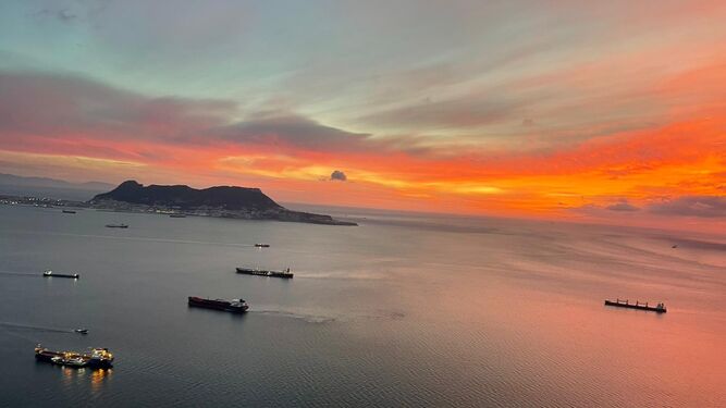 La Bahía de Algeciras al amanecer, con Gibraltar al fondo.