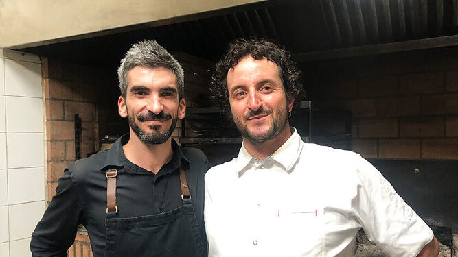 El chef Eduardo Pérez (a la derecha) y su hermano Juan, responsables del restaurante portuense 'Tohqa'.