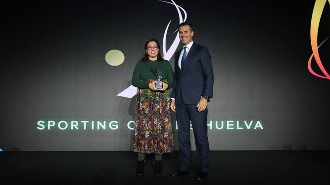 Manuela Romero posa con el premio al mejor gestor deportivo.