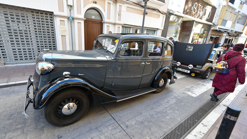 La exhibici&oacute;n de coches de antiguos en el centro de La L&iacute;nea, en im&aacute;genes