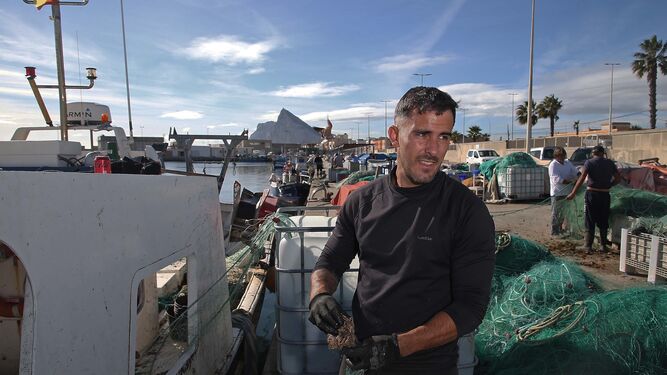 Jonathan Sánchez, en el puerto pesquero de La Atunara.