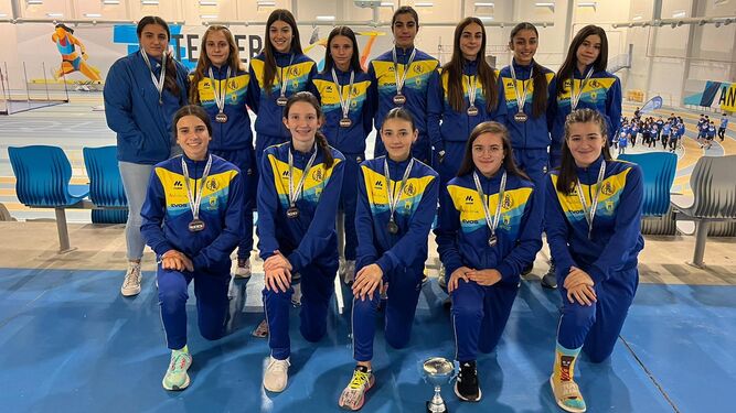 Las integrantes del equipo femenino sub-16 del Bahía, con sus medallas
