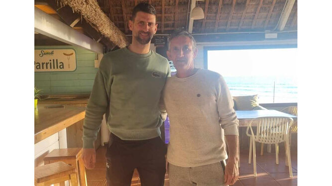 Novak Djokovic, junto a José Antonio Perea, propietario del chiringuito Sunset de Bolonia.