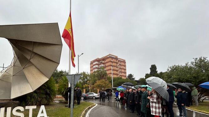 Izado de la bandera de España en la Plaza de la Constitución de Algeciras.