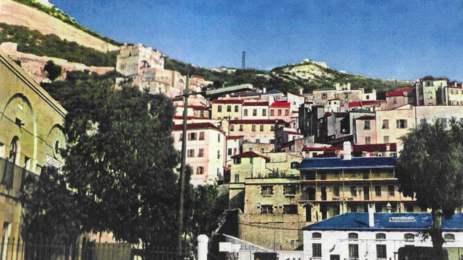 El hacinamiento de la población de Gibraltar fue una de las causas de la expansión de la epidemia en la ciudad y en la zona en la primera mitad del siglo XIX.