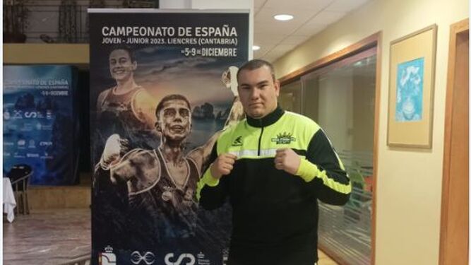 Abraham Ríos, junto al cartel anunciador del Campeonato de España