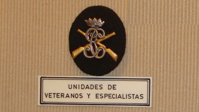 Emblema utilizado por los Tercios de Guardias Veteranos (fondo negro) en 1940, tras la absorción del Cuerpo de Carabineros.