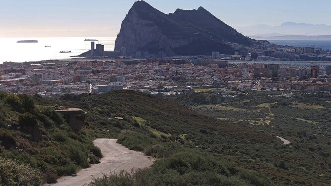Vista del peñón de Gibraltar y La Línea, desde Sierra Carbonera.