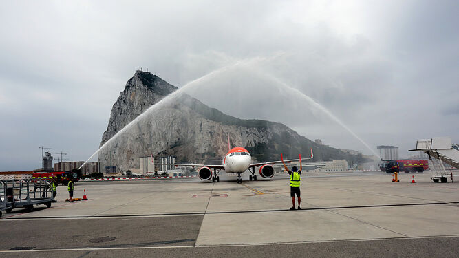 La llegada de un avión al aeropuerto de Gibraltar.