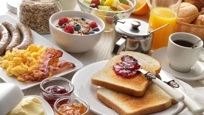 El motivo por el que sería recomendable desayunar más temprano