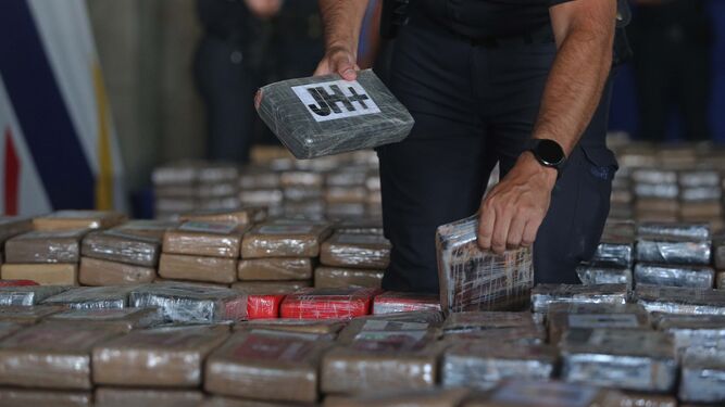 Agentes de la Policía Nacional custodian el alijo de cocaína encontrado en el puerto de Algeciras.