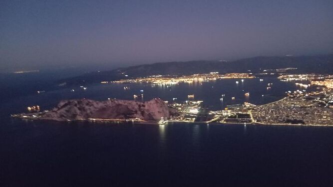 El aeropuerto de Gibraltar, entre el Peñón y La Línea, con la Bahía de Algeciras al fondo.