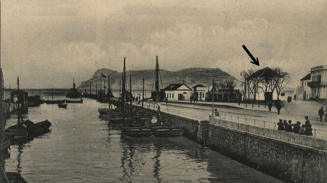 Señalada con una flecha, la Caseta de Salvamento de Náufragos, donde estuvo ubicado el Servicio de Sanidad Marítima del puerto entre los años 1908 y 1912.