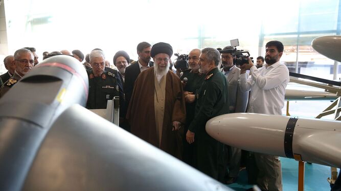 El ayatollah Ali Khamenei (C), en una visita a la división aeroespacial de la Guardia Revolucionaria.