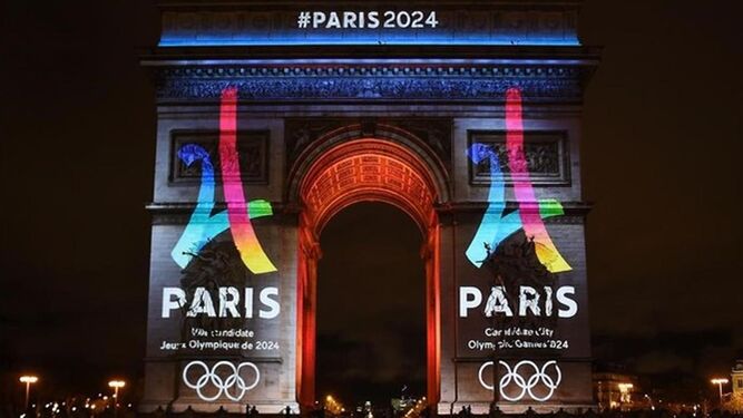 El Arco del Triunfo de París iluminado con los motivos de la cita olímpica.