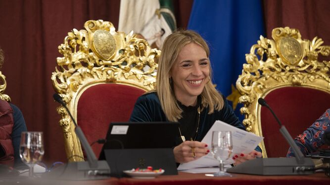 Almudena Martínez, presidiendo un pleno de la Diputación de Cádiz.