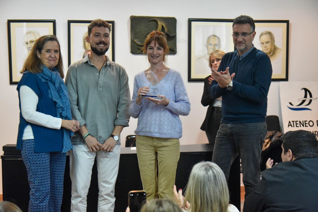 Carmen Camacho recibe el Premio Jos&eacute; Luis Tobalina de art&iacute;culos period&iacute;sticos
