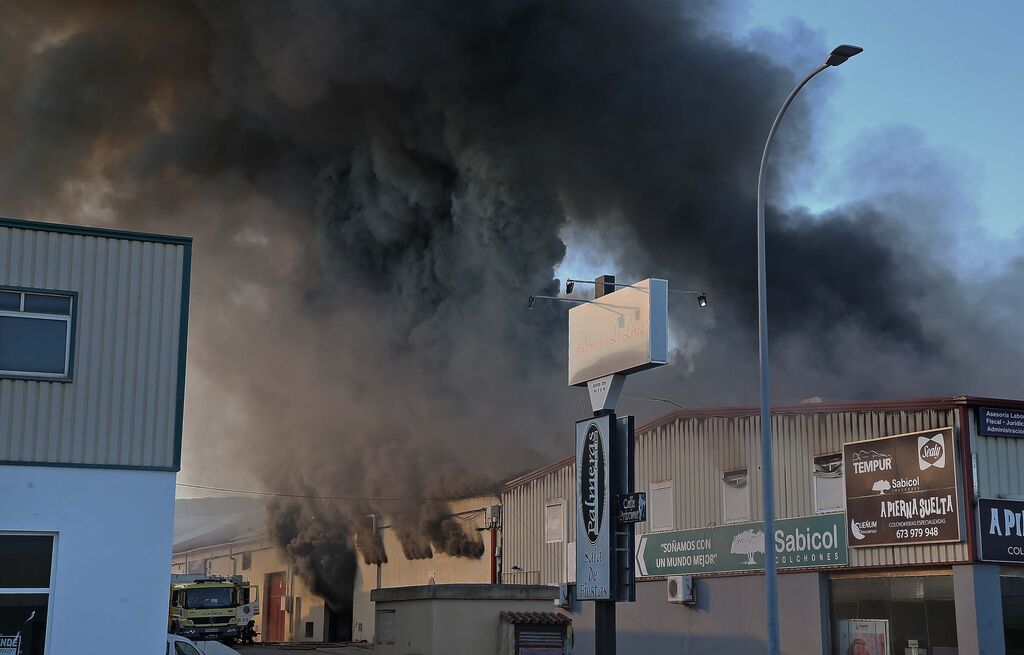 Incendio de la nave de pinturas del pol&iacute;gono industrial Zabal Bajo en La L&iacute;nea