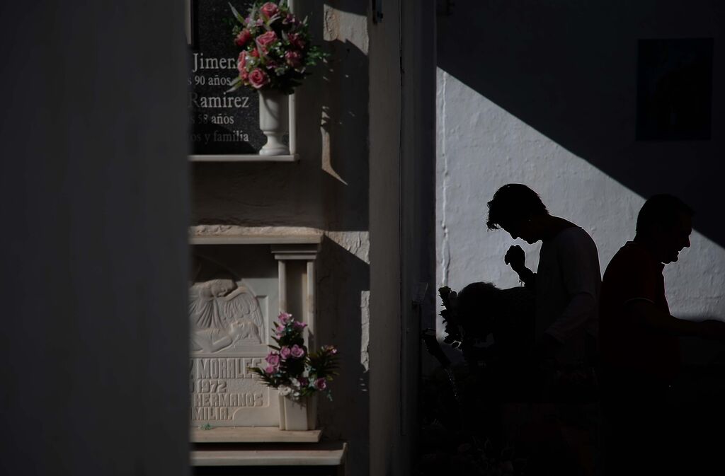 Preparativos para los Tosantos en el cementerio de Algeciras