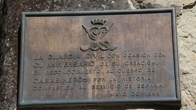 Placa donada por la Guardia Civil al monumento dedicado al Cuerpo de Carabineros en El Escorial (Madrid).