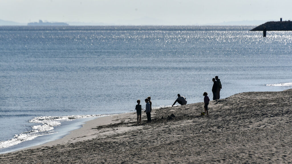 Fotos de los paseos por las playas de La L&iacute;nea en el d&iacute;a de A&ntilde;o Nuevo